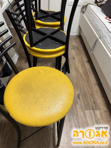 ארבעה כסאות בר