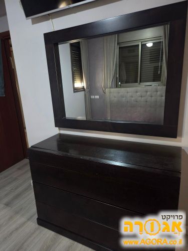 שידה ומראה