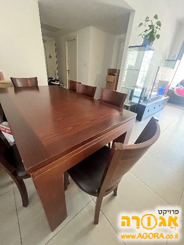 פינת אוכל ושמונה כסאות
