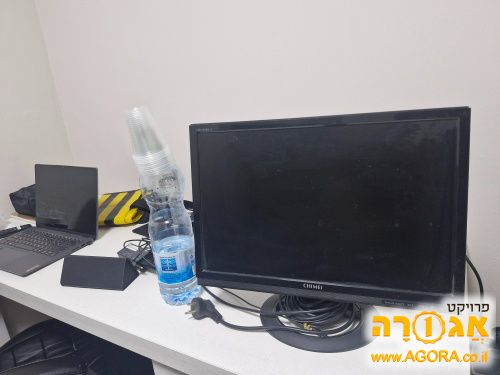 מסך מחשב עם חיבור vga
