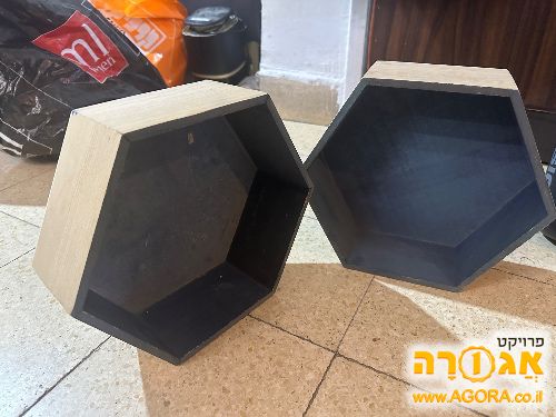 זוג מדפים בצורת משושה