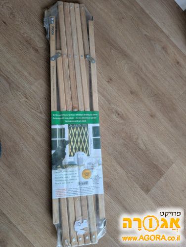 גדר עץ נפתחת