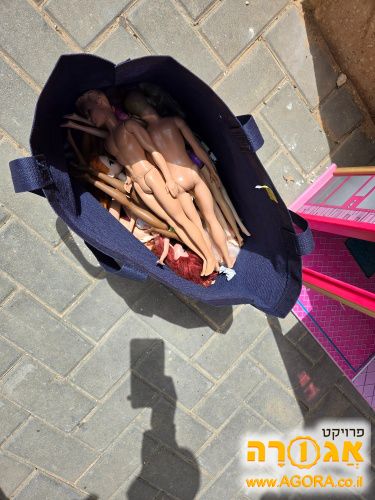 בית בובות עם ברביות