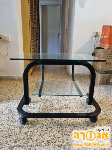 שולחן עם שני מדפי זכוכית