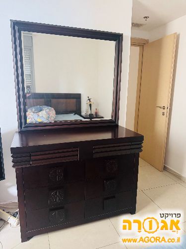 שידה עם מראה