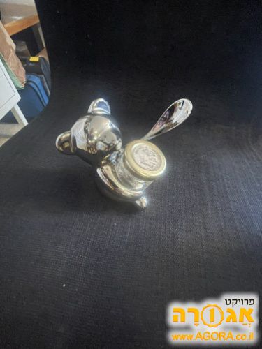קישוט - דב שמחזיק דבש