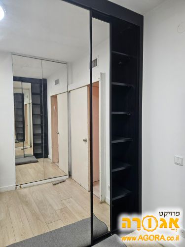 ארון קיר עצום