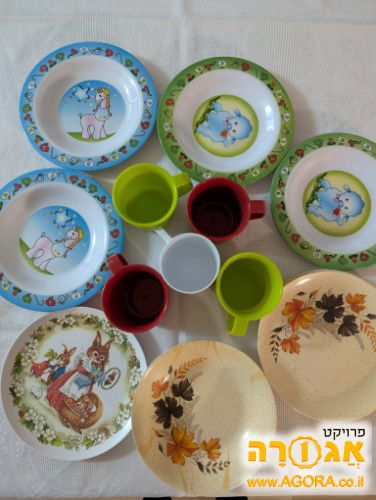 צלחות כוסות