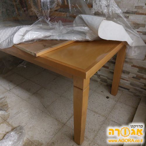 שולחן פינת אוכל וכיסאות