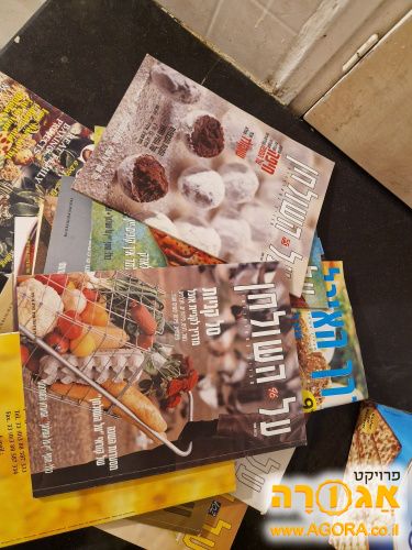 ספרי אפייה וחוברות על השולחן
