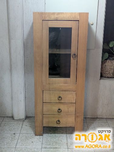 ויטרינת עץ מלא