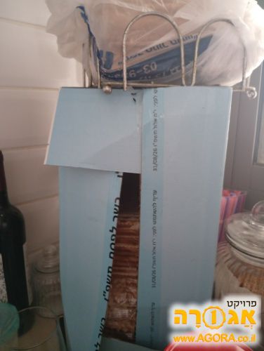 מצות יש 3 אריזות קטנות סגורות ואחת פתוחה