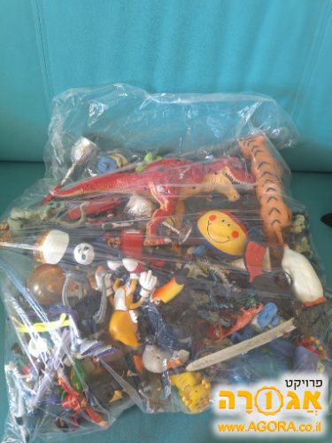 שקית גדולה עם צעצועים קטנים מסוגים שונים