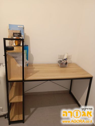 שולחן עבודה עם מדפים מובנים
