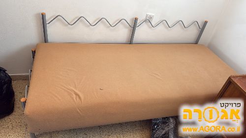 מיטת יחיד עם ארגז מצעים