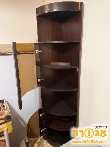 ארונית פינתית