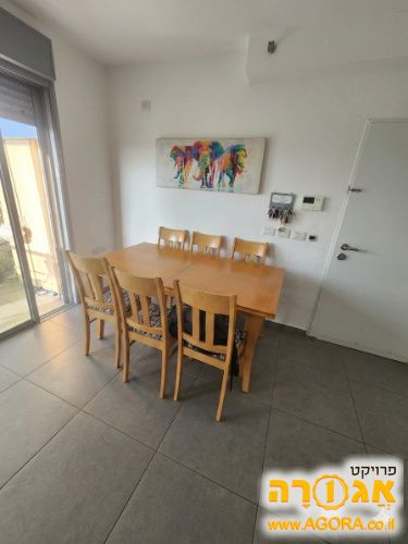 שולחן פינת אוכל בלי כסאות