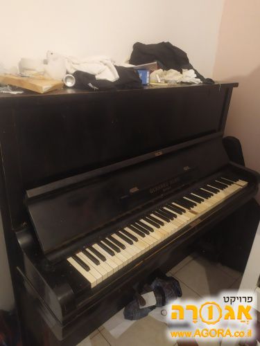 פסנתר עומד של חברת גרהרד ארם