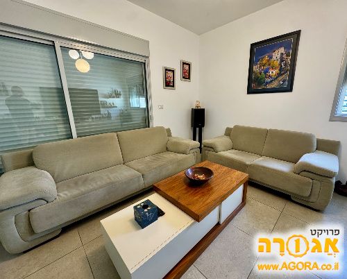 סלון 2 + 3 בצבע ירוק זית בהיר במצב טוב