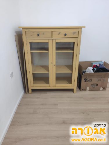 ארונית עם דלתות זכוכית