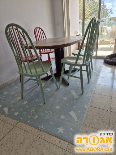 שולחן אוכל נפתח וכסאות