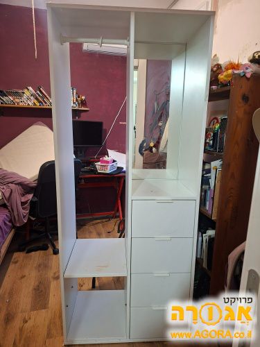 ארון מאיקאה עם תליה וארבע מגירות . מעתלי