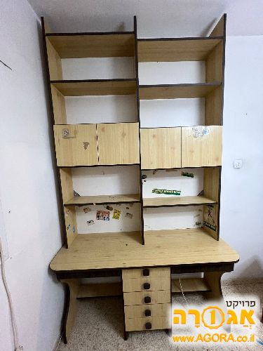 שולחן כתיבה עם ספריה