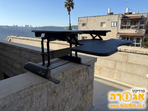 שולחן עמידה/ישיבה מעל שולחן קבוע