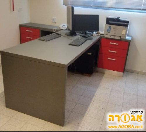פינת עבודה משרדית זוגית. שולחן עבודה זוג