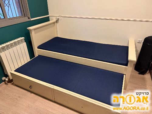 מיטה נפתחת מעץ