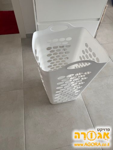 סל כביסה לבן וגדול