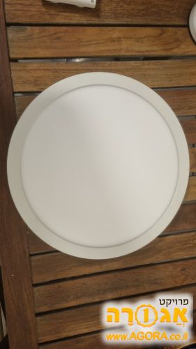 גוף תאורה צמוד תקרה