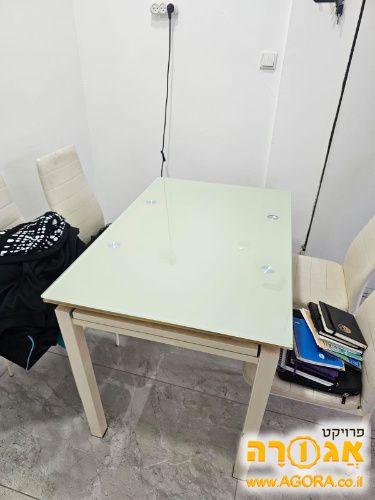 שולחן ו4 כיסאות