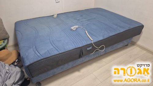 מיטה וחצי של מתבגר עם ראש מיטה חשמלי