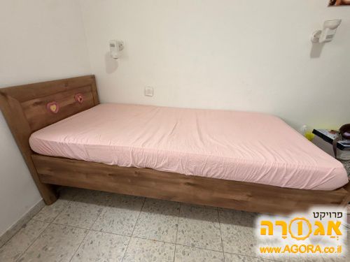 מיטת יחיד של חמישה נגרים+שידת מגירות