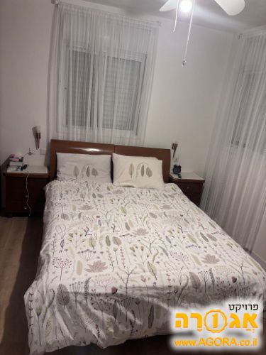 מיטה זוגית ושידות צד