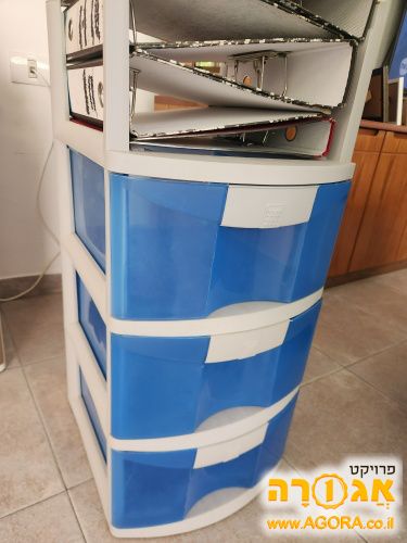 שלוש מגירות פלסטיק