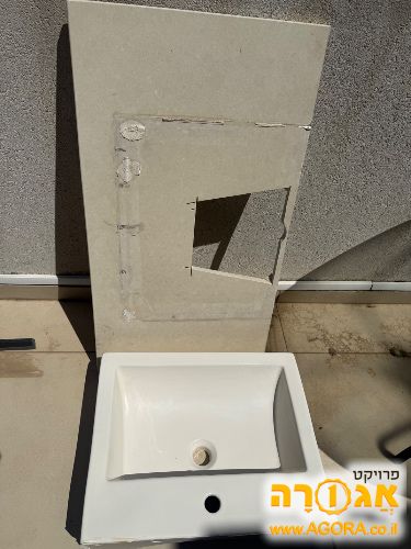 כיור חדר אמבטיה עם שיש תואם