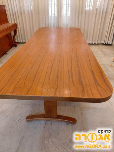 שולחן אוכל גדול מאוד נפתח