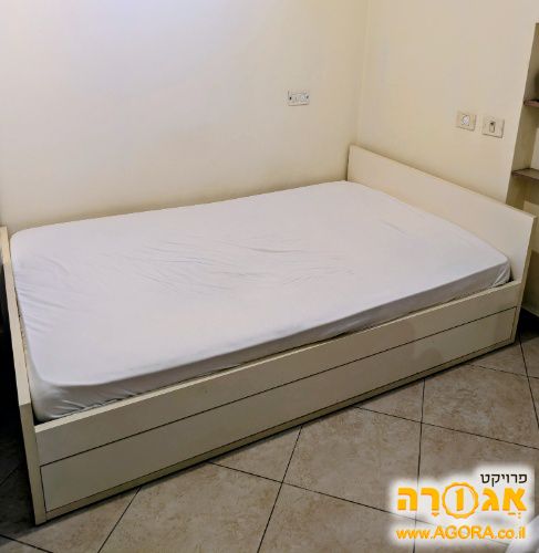 מיטה בגודל מיטה וחצי