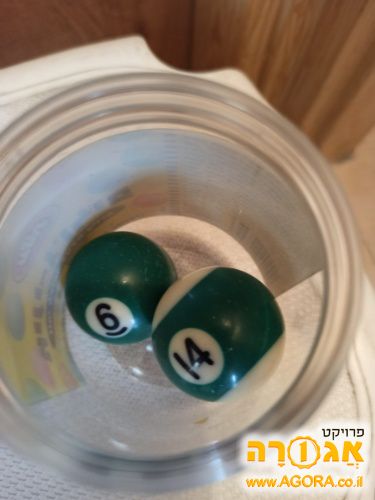 שני כדורי ביליארד. מספרים: 14 ו- 6
