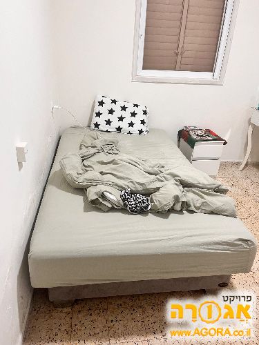 מיטה וחצי של חברת סימונס