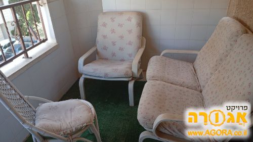 פינת ישיבה ספת יחיד וספת זוג וטלוויזיה