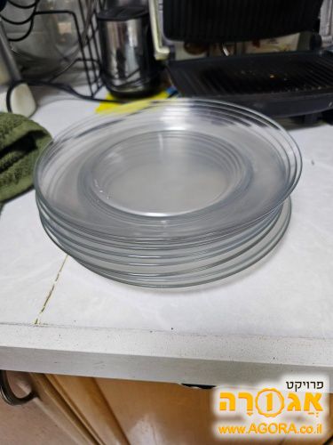 צלחות זכוכית במזכרת בתיה