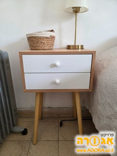 שתי שידות לצד המיטה