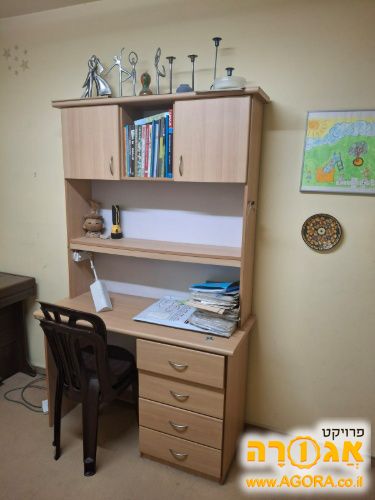 שולחן עבודה עם שידת מדפים