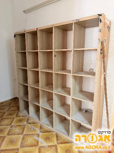שידת עץ ענקית