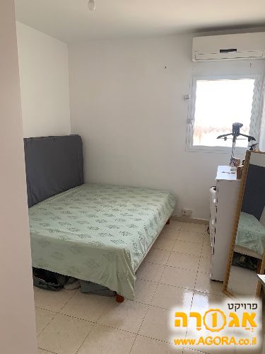 בסיס מיטה עם רגליים ומזרן