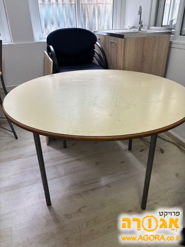 שולחן עגול , 5 כסאות , 2 ארונות