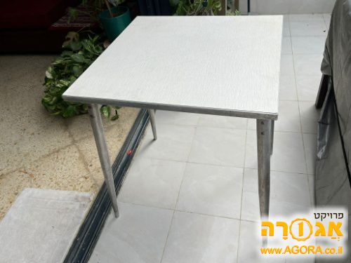 שולחן קטן עם רגליים מתקפלות